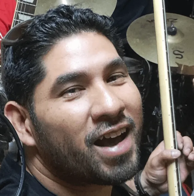 Jhony, bajo de HangOut